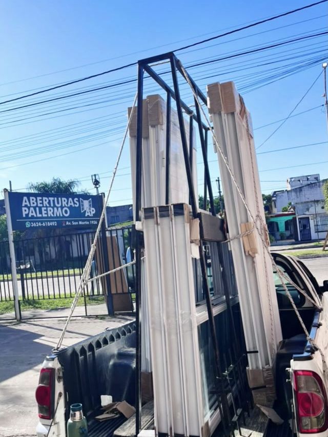 Camioneta cargada con aberturas